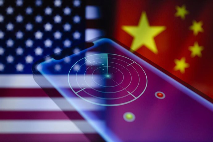 Archivo - Representación visual de la pantalla de radar en un teléfono inteligente con banderas recortadas de los Estados Unidos y China como telón de fondo.