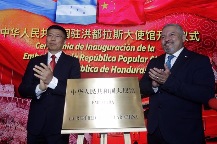 Yu Bo (izquierda), encargado de negocios de la embajada de China en Honduras, y el ministro de Exteriores hondureño, Eduardo Reina (derecha), inauguran la apertura de la embajada de China en Tegucigalpa, Honduras