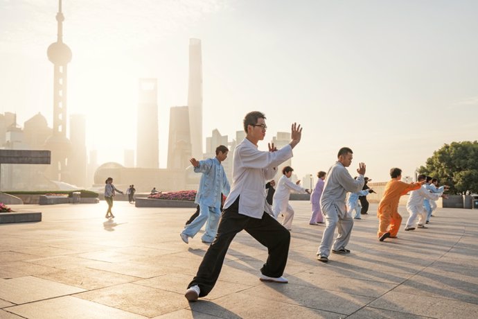 Archivo - Grupo de gente practicando Tai chi