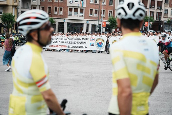 Cientos de ertzainas protestan en Bilbao con motivo de la prueba cicloturista que reproduce la primera etapa del Tour
