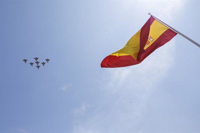 Una bandera de España durante el desfile de Día de las Fuerzas Armadas 2023, a 3 de junio de 2023 en Granada