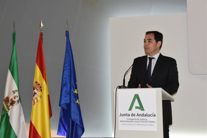 El consejero de Justicia, Administración Local y Función Pública, José Antonio Nieto, en el aulario del IAAP