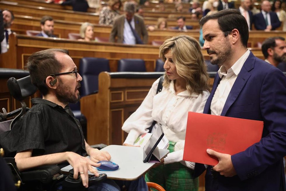 Archivo - (I-D) El portavoz de Unidas Podemos en el Congreso, Pablo Echenique, conversa con la vicepresidenta segunda, Yolanda Díaz, y el ministro de Consumo, Alberto Garzón durante la primera jornada del Debate sobre el Estado de la Nación.