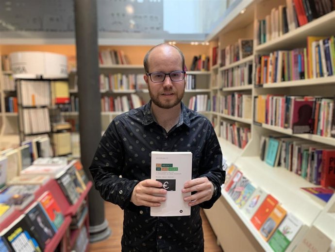 Moisés Pérez, escritor de 'El negoci de les aules' y periodista de 'El Temps' posa para una entrevista con Europa Press