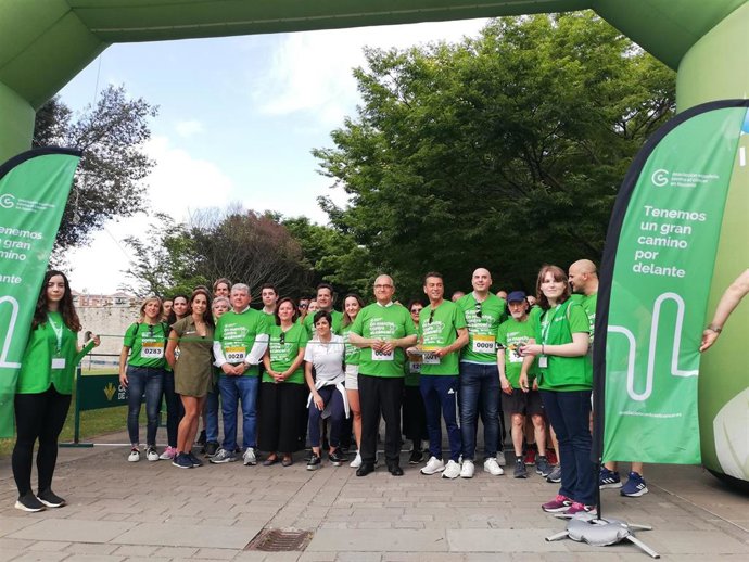 El alcalde en funciones de Pamplona, Enrique Maya, junto con el presidente y gerente de la Asociación Española contra el Cáncer en Navarra, Juan Franco y Javier García, realizan el corte de la cinta de la marcha.