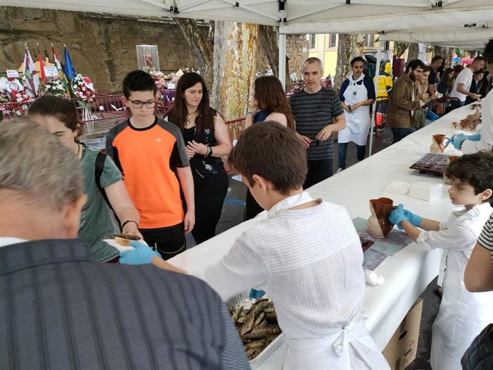 Reparto pan, pez y vino en las murallas del Revellín en Logroño