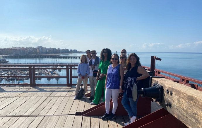 Representantes de Transavia y la Oficina Española de Turismo en París en el Cable Inglés (Almería)