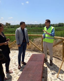 David Gil en su visita técnica a la zona de actuación en el río Guadalete.