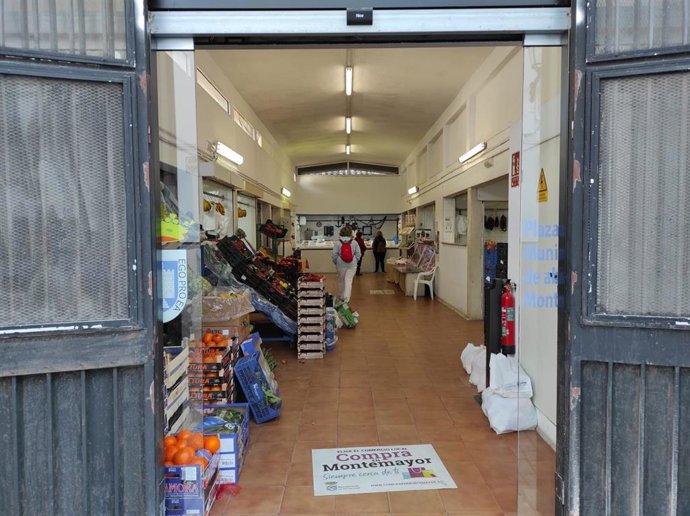 Comercios en la Plaza de Abastos de Montemayor.