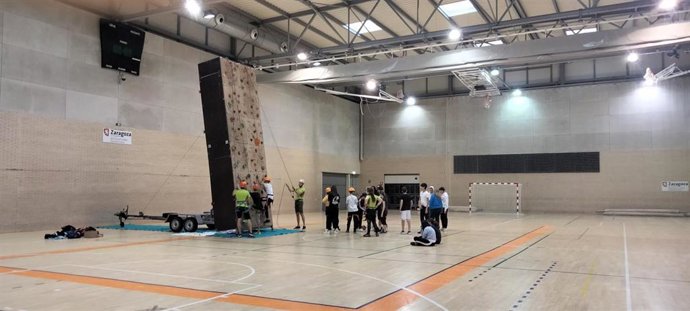 Escolares haciendo escalada