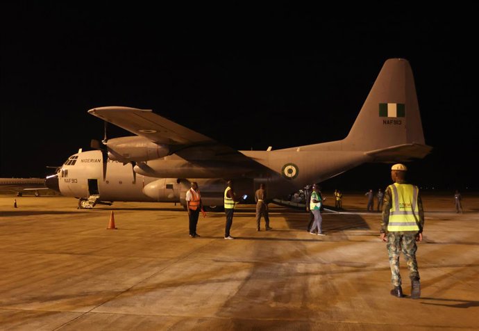 Archivo - ABUJA, May 4, 2023  -- A Nigerian air force plane carrying Nigerians evacuated from Sudan arrives in Abuja, Nigeria, May 4, 2023.   The first batch of Nigerians who were stranded in Sudan arrived in the capital Abuja late Wednesday.   The 376 