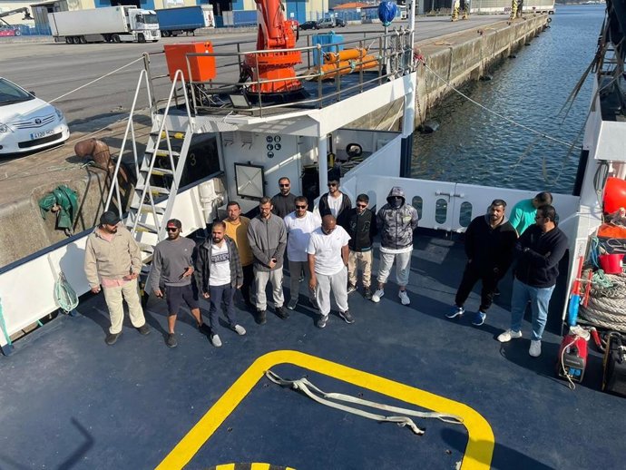 Un grupo de 14 personas de la Guardia Nacional de Dubai (Emiratos Árabes Unidos) se forma en Galicia en rescate y lucha contra la contaminación en el mar.