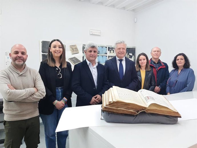 Archivo - Personal del IAPH y representantes de Vilches ante el libro.