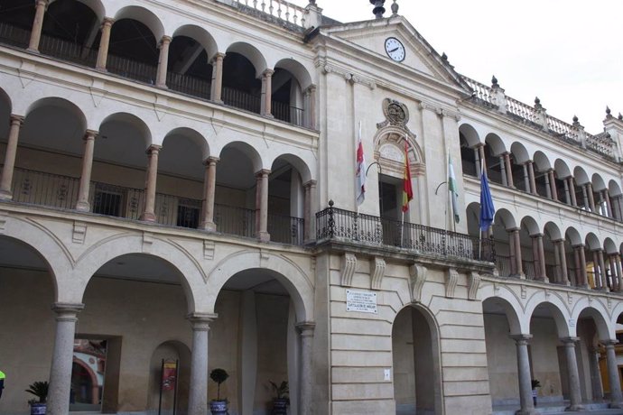 Archivo - Fachada del Ayuntamiento de Andújar en una imagen de archivo