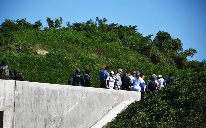 Archivo - November 5, 2018 - EUM20181105NAC39.JPG.VERACRUZ, Ver.- Missing/Desaparecidos-Veracruz.- 5 de noviembre 2018.-  Integrantes de colectivos de familiares de personas desaparecidas, junto con especialistas de la ProcuradurAa General de la RepAsbli