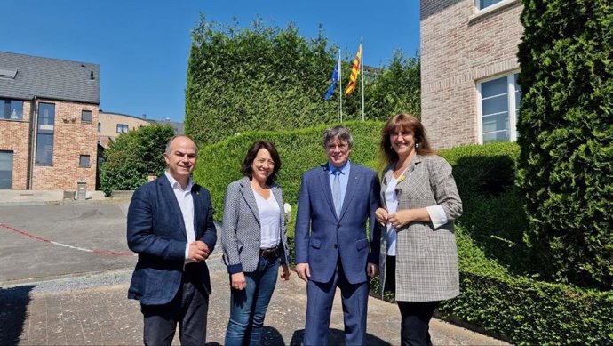 El secretario general de Junts, Jordi Turull; la presidenta del Parlament, Anna Erra; el expresidente catalán Carles Puigdemont y la presidenta de Junts, Laura Borrs
