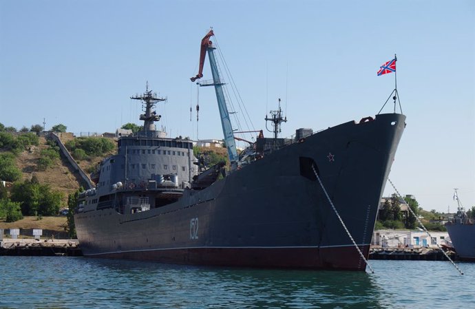 Archivo - MOSCOW, Sept. 12, 2013  File photo provided by RIA Novosti news agency shows the big landing ship Nikolai Filchenkov of Russian Black Sea Fleet anchored in the port city of Sevastopol, Ukraine, on June 19, 2012. Russia beefs up its naval prese