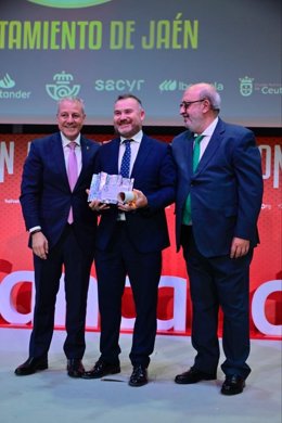 El Ayuntamiento de Jaén recoge de manos de la Federación de Balonmano una Placa al Mérito Deportivo