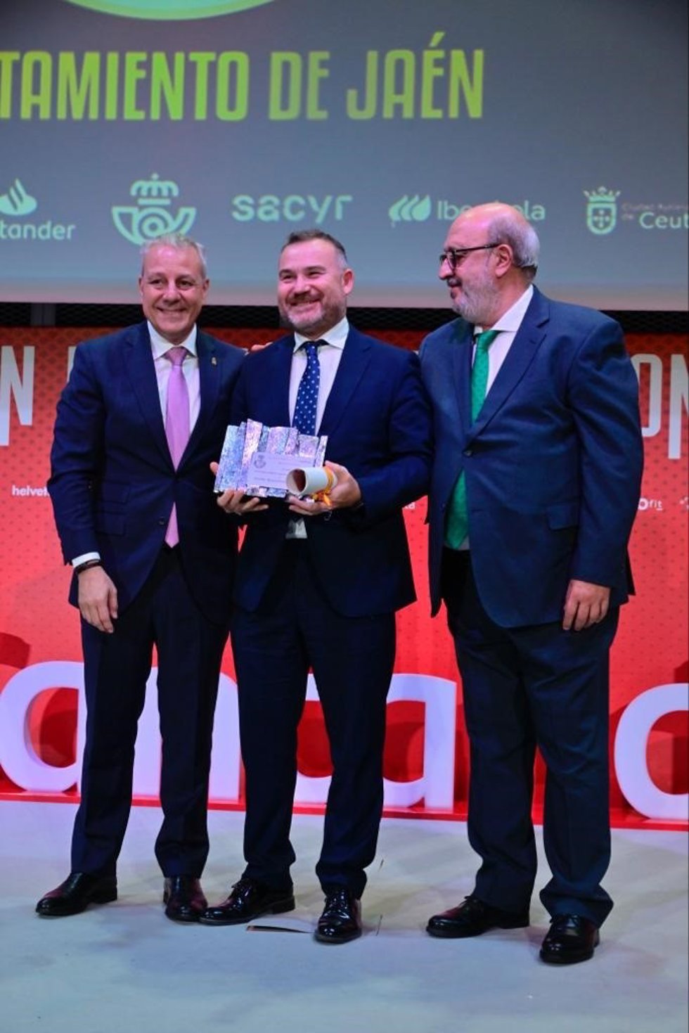 El Ayuntamiento de Jaén recoge de manos de la Federación de Balonmano una Placa al Mérito Deportivo