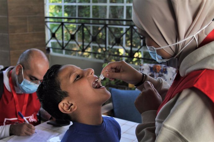 Archivo - AKKAR, Nov. 13, 2022  -- A boy receives an oral cholera vaccine in the town of Muhammara, Akkar Governorate, in northern Lebanon, on Nov. 12,  2022. A national vaccination campaign against cholera was launched on Saturday in northern Lebanon, 