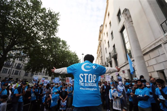 Archivo - July 1, 2021, London, England, United Kingdom: Pro-Uyghur protesters stage a demonstration outside Embassy of China in London.