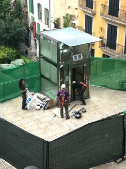 Comienza el montaje del nuevo ascensor que conectará la Plaza Mayor con La Rambla de Palma
