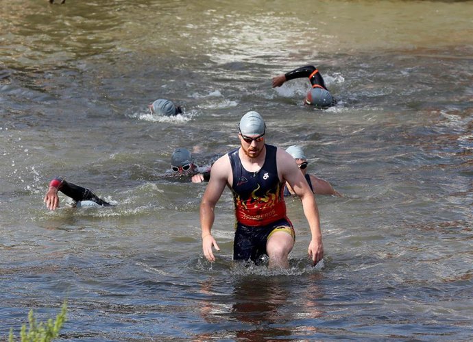 Participantes en el Triatlón de la Playa de las Moreras de Valladolid