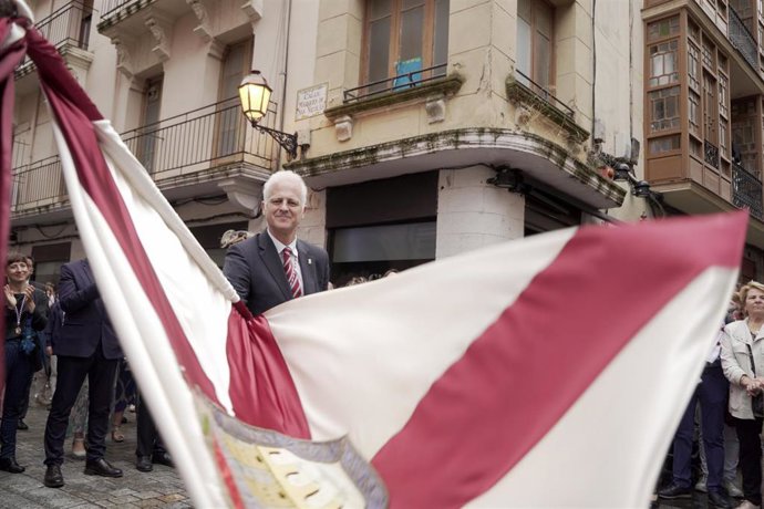 El alcalde de Logroño en funciones, Pablo Hermoso de Mendoza, da los banderazos durante las fiestas de San Bernabé 2023, a 11 de junio de 2023, en Logroño, La Rioja (España)