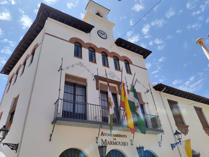 Fachada del Ayuntamiento de Marmolejo, con las banderas a media asta