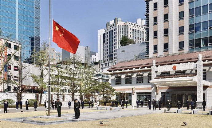 Archivo - Bandera en la Embajada china en Seúl