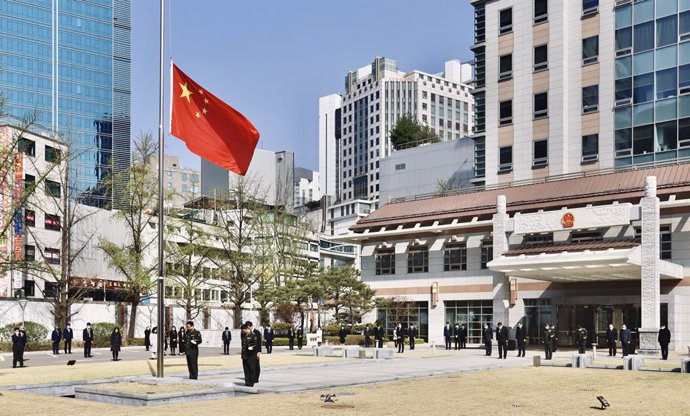 Archivo - SEOUL, April 4, 2020  A Chinese national flag flies at half-mast to mourn for martyrs who died in the fight against the novel coronavirus disease (COVID-19) outbreak and compatriots who died of the disease at the Chinese Embassy to South Korea