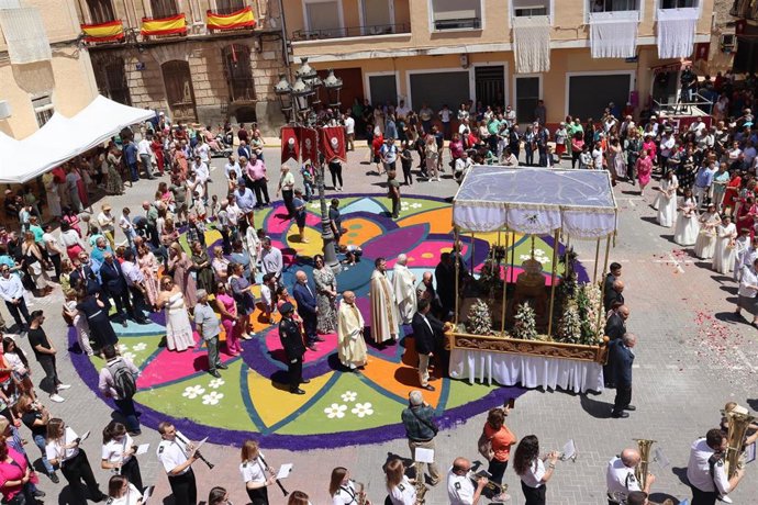 Alfombras de serrín en el Corpus Christi de Elche de la Sierra.