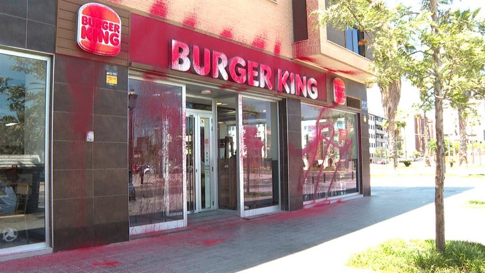 Una activista de Futuro Vegetal llena con "sangre" un Burger King en Valncia