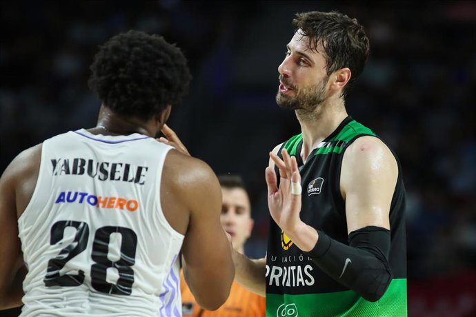 Guerschon Yabusele y Ante Tomic en un encuentro de la serie de Playoff de Liga Endesa entre el Real Madrid y el Joventut Badalona