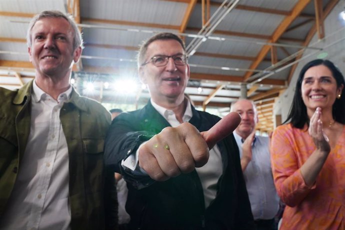 Feijóo participa en un acto político en Santiago.