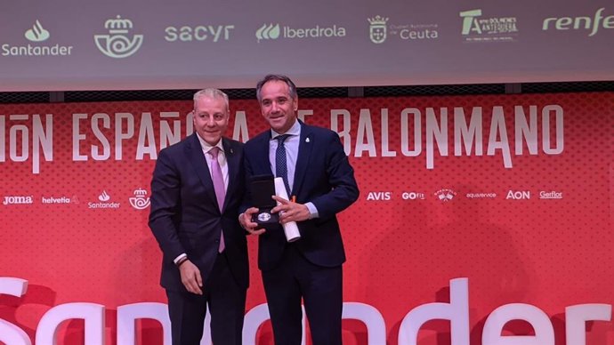 El concejal de Deportes del Ayuntamiento de Almería, Juanjo Segura,  recibe la Medalla e Insignia de Plata al Mérito Deportivo de la Federación de Balonmano