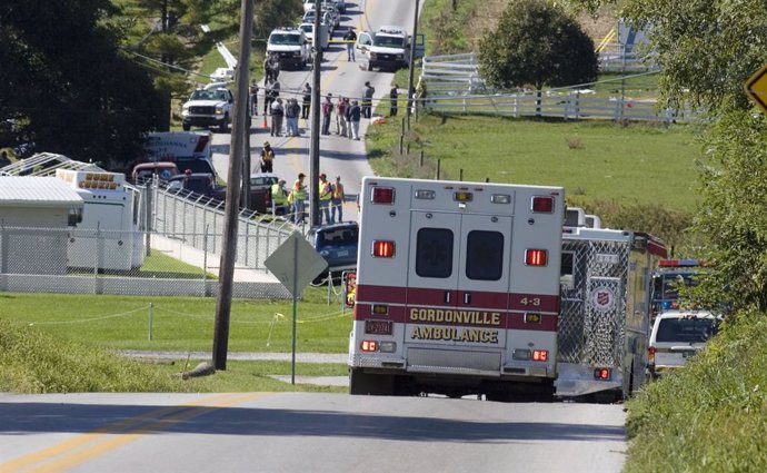 Archivo - Oct. 2, 2006 - Bart Township, PA, USA - An ambulance makes its way to the West Nickle Mines school in Lancaster County, Pennsylvania, where an armed man entered the school and barricaded himself and the students in the one room facility. Accor