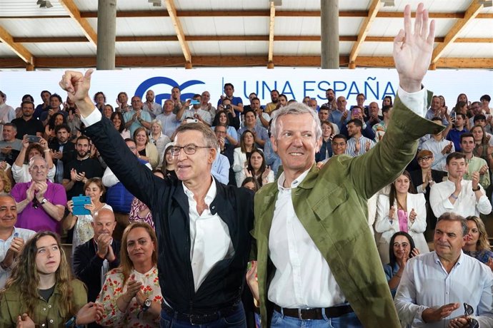 Feijóo e Rueda participan nun acto de precampaña en Santiago.