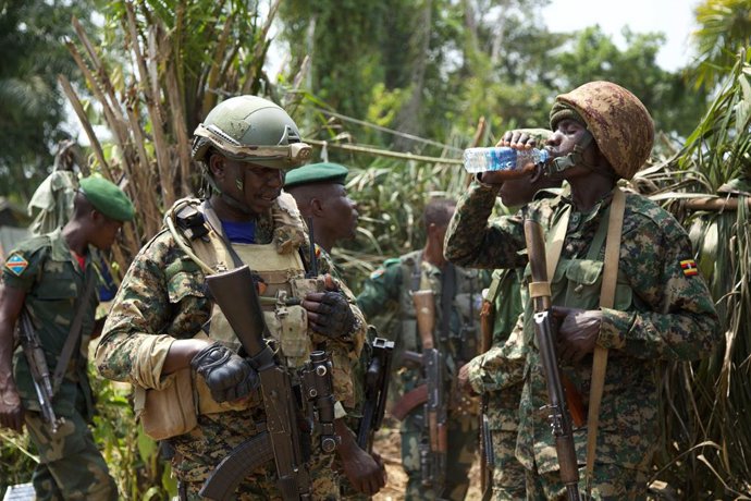 Archivo - (211209) -- BENI (DRC), Dec. 9, 2021 (Xinhua) -- Soldiers from Uganda and the Democratic Republic of the Congo (DRC) carry out a joint military operation against armed forces in Beni territory, northeastern DRC, on Dec. 8, 2021. At the front-l