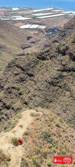El helicóptero del Grupo de Emergencias y Salvamento (GES) del Gobierno de Canarias rescata a un varón de 66 años que sufrió un problema de salud de carácter moderado en el sendero de Chinamada, en La Laguna.