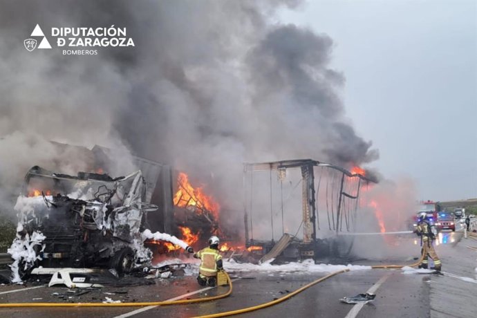 Los camiones implicados en el accidente han quedado destruidos
