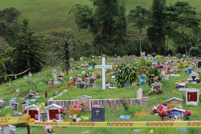 Exhumación de víctimas de desaparición forzada en un cementerio de Colombia