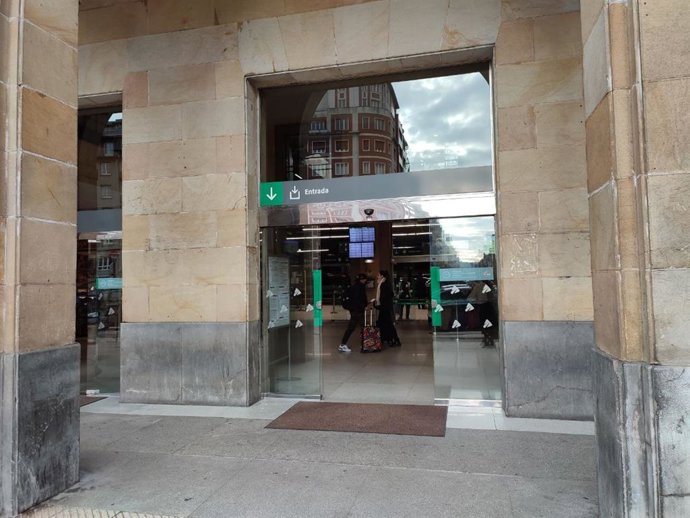 Archivo - Entrada a la Estación del Norte, estación de tren en la calle Uría de Oviedo.