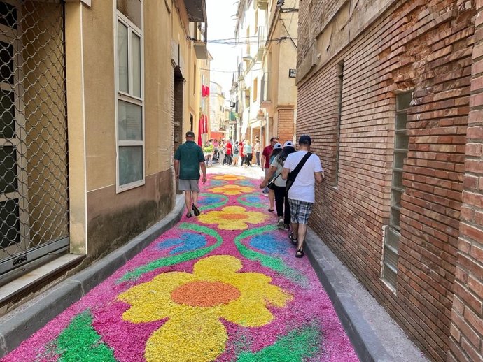 Una de las calles alfombradas con flores en Tamarite de Litera