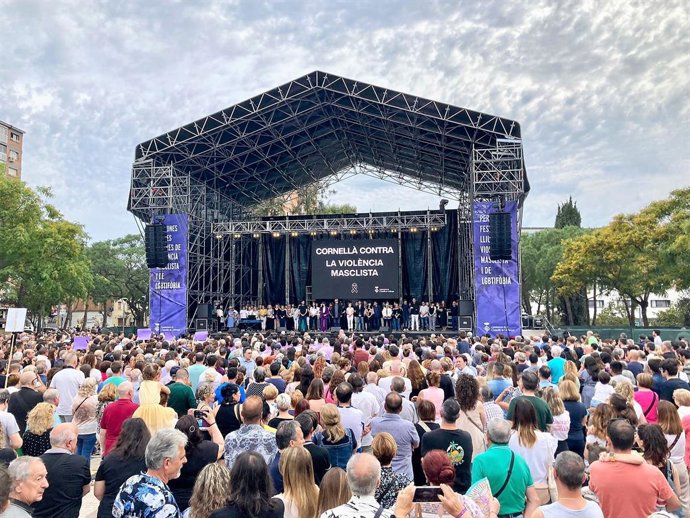 Unes 1.000 persones guarden un minut de silenci a Cornell de Llobregat (Barcelona, Espanya) per un crim masclista, amb l'alcalde, Antonio Balmón, i la consellera d'Igualtat i Feminismes de la Generalitat, Tnia Verge, l'11 de juny de 2023