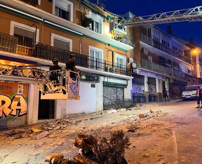 Se desprende el alero de un edificio en Madrid