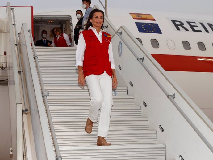 Archivo - La Reina Letizia, descendiendo del avión a su llegada a Mauritania, donde permanecerá hasta el próximo jueves