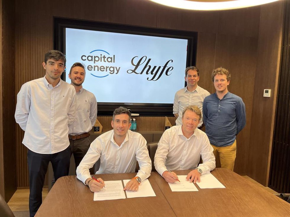 Archivo - Pablo Alcón, director de Offshore de Capital Energy -a la izquierda-, y Frans Pieter Lindeboom, director en España de Lhyfe, con parte de sus equipos, durante la firma del acuerdo de colaboración.