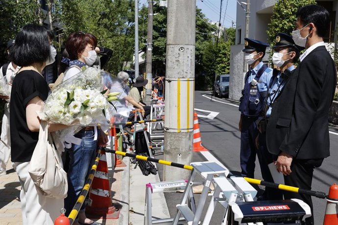 Archivo - Imagen de archivo de japoneses envían flores a la residencia del ex primer ministro Shinzo Abe en Tokio