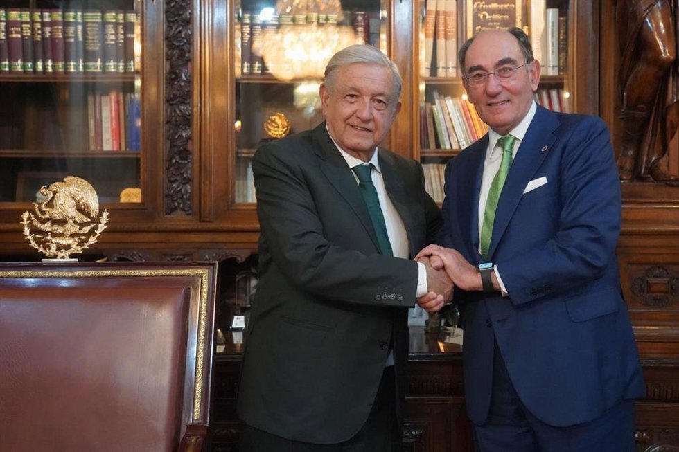 Archivo - El presidente de México, Andrés Manuel López Obrador (izda), y el presidente de Iberdrola, Ignacio Galán (dcha).